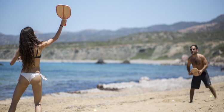 Alldaynews.gr Πρόστιμο 1.000 ευρώ σε όσους παίζουν ρακέτες – Σε ποιες παραλίες ισχύει