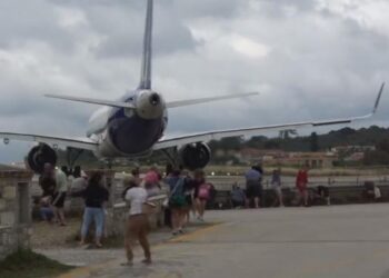 Ξανά τα ίδια στη Σκιάθο: Αεροπλάνο σηκώνει στον αέρα τουρίστες που το βιντεοσκοπούν (video)