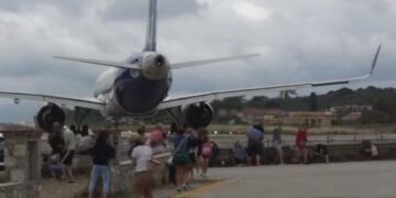 Alldaynews.gr Ξανά τα ίδια στη Σκιάθο: Αεροπλάνο σηκώνει στον αέρα τουρίστες που το βιντεοσκοπούν (video)