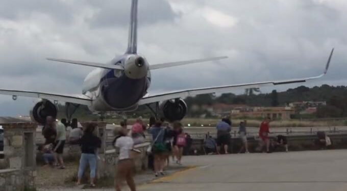 Alldaynews.gr Ξανά τα ίδια στη Σκιάθο: Αεροπλάνο σηκώνει στον αέρα τουρίστες που το βιντεοσκοπούν (video)