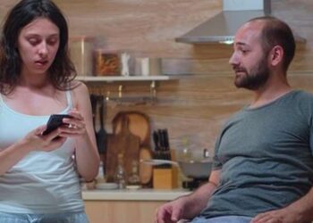 Alldaynews.gr Η σύντροφός μου δεν κοιμάται αν δεν πει καληνύχτα στον πρώην άντρα της. Μήπως τον θέλει ακόμα;