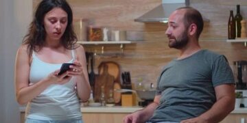 Alldaynews.gr Η σύντροφός μου δεν κοιμάται αν δεν πει καληνύχτα στον πρώην άντρα της. Μήπως τον θέλει ακόμα;