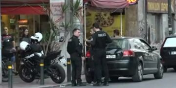 Alldaynews.gr Σοκ στην Αθήνα: Ένας νεκpός μετά από άγρια συμπλοκή τα ξημερώματα στην πλατεία Βάθη (video)