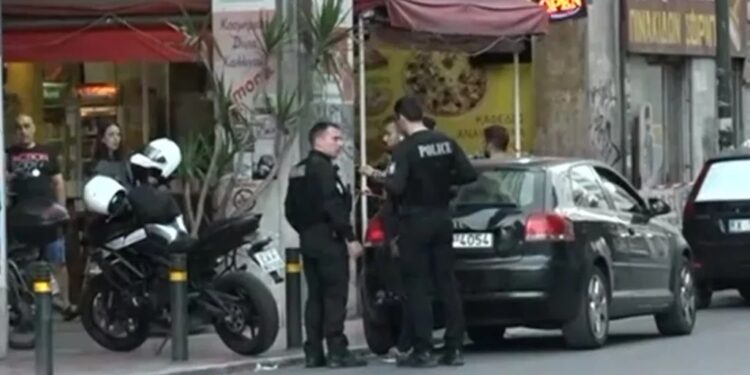 Alldaynews.gr Σοκ στην Αθήνα: Ένας νεκpός μετά από άγρια συμπλοκή τα ξημερώματα στην πλατεία Βάθη (video)