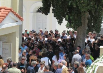 Σύρος: Ράγισαν και οι πέτρες στο τελευταίο αντίο στο 16χρονο Γιάννη-Δάκρυσαν και οι ιερείς