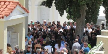 Alldaynews.gr Σύρος: Ράγισαν και οι πέτρες στο τελευταίο αντίο στο 16χρονο Γιάννη-Δάκρυσαν και οι ιερείς