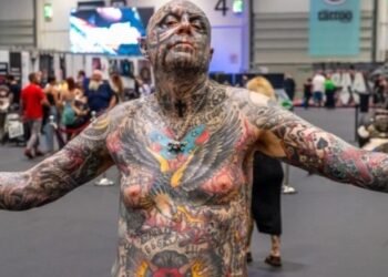 Ο 67χρονος που έχει γεμίσει το 97% του κορμιού του με τατουάζ: «Δεν θα σταματήσω αν δεν το καλύψω όλο» (video)
