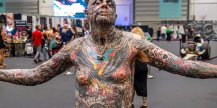 Ο 67χρονος που έχει γεμίσει το 97% του κορμιού του με τατουάζ: «Δεν θα σταματήσω αν δεν το καλύψω όλο» (video)