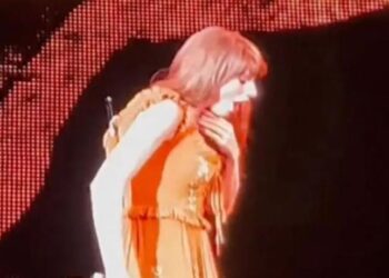 Η στιγμή που η Τέιλορ Σουίφτ καταπίνει έντομο ενώ τραγουδά σε συναυλία (vid)