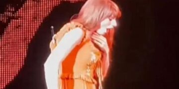 Alldaynews.gr Η στιγμή που η Τέιλορ Σουίφτ καταπίνει έντομο ενώ τραγουδά σε συναυλία (vid)