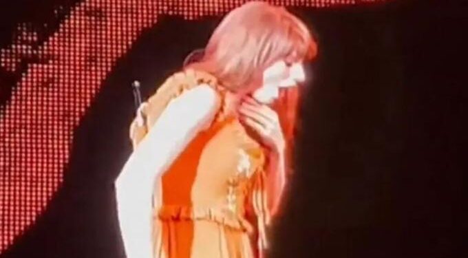 Alldaynews.gr Η στιγμή που η Τέιλορ Σουίφτ καταπίνει έντομο ενώ τραγουδά σε συναυλία (vid)