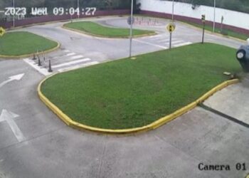 Τα έκανε όλα λάθος: Καβάλησε κράσπεδα και κατέληξε σε κολώνα την ώρα που έδινε για δίπλωμα (video)