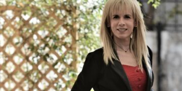 Alldaynews.gr Αuτη είναι η πρώτη τρανς εκπαιδευτικός στην Ελλάδα που μετέχει στη νέα διαφήμιση του Pantene
