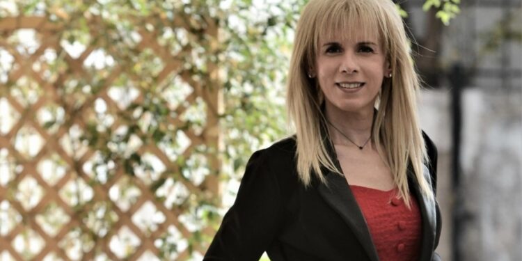 Alldaynews.gr Αuτη είναι η πρώτη τρανς εκπαιδευτικός στην Ελλάδα που μετέχει στη νέα διαφήμιση του Pantene