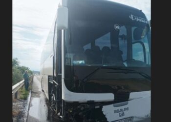 Πανικός στην Αθηνών-Λαμίας: Λεωφορείο του ΚΤΕΛ Τρικάλων γεμάτο κόσμο έπεσε στα κιγκλιδώματα (φωτο)