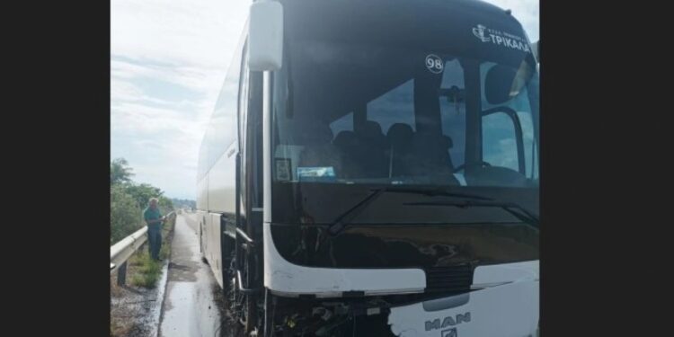 Πανικός στην Αθηνών-Λαμίας: Λεωφορείο του ΚΤΕΛ Τρικάλων γεμάτο κόσμο έπεσε στα κιγκλιδώματα (φωτο)