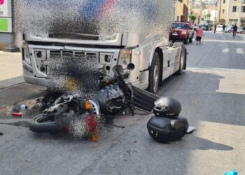 Σύρος: Νέο Φρικτό θανατηφόρο τροχαίο – Μηχανή τράκαρε με νταλίκα (φωτο)