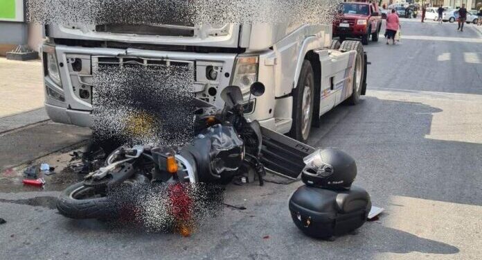 Alldaynews.gr Σύρος: Νέο Φρικτό θανατηφόρο τροχαίο – Μηχανή τράκαρε με νταλίκα (φωτο)