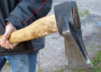 Άγριος καυγάς για έναν κορμό ξύλου! Τραυμάτισε με τσεκούρι γείτονά του