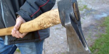 Alldaynews.gr Άγριος καυγάς για έναν κορμό ξύλου! Τραυμάτισε με τσεκούρι γείτονά του