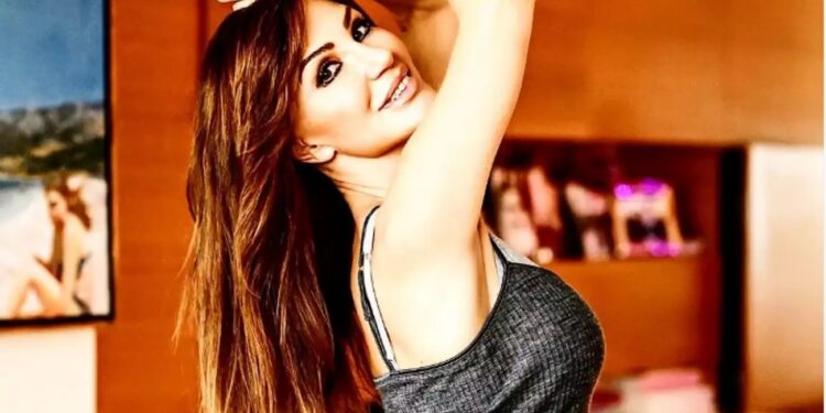 Η Βίκυ Χατζηβασιλείου ανάβει… φωτιές με μικροσκοπικό μπικίνι στη Σίφνο