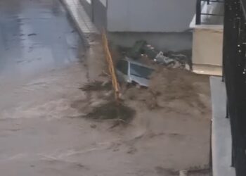 Τρομακτικό βίντεο: Χείμαρρος καταπίνει αυτοκίνητο στη Θεσσαλονίκη