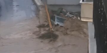 Alldaynews.gr Τρομακτικό βίντεο: Χείμαρρος καταπίνει αυτοκίνητο στη Θεσσαλονίκη