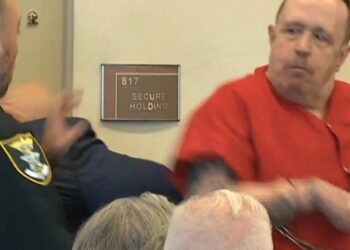 Βιaστής και δολοφόvoς 11χρονης χτυπά τον δικηγόρο του στο δικαστήριο λίγο πριν καταδικαστεί εις θάνατον (video)