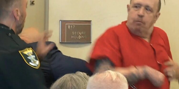 Alldaynews.gr Βιaστής και δολοφόvoς 11χρονης χτυπά τον δικηγόρο του στο δικαστήριο λίγο πριν καταδικαστεί εις θάνατον (video)