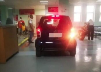 Μπήκε με το Smart στο ΚΑΤ και πάρκαρε στα επείγοντα – Ισχυριζόταν ότι έχει και δίκαιο (φωτο)