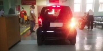 Μπήκε με το Smart στο ΚΑΤ και πάρκαρε στα επείγοντα – Ισχυριζόταν ότι έχει και δίκαιο (φωτο)