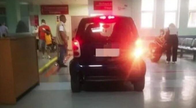 Μπήκε με το Smart στο ΚΑΤ και πάρκαρε στα επείγοντα – Ισχυριζόταν ότι έχει και δίκαιο (φωτο)