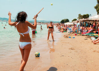 Πρόστιμο 1.000 ευρώ σε όσους παίζουν ρακέτες – Σε ποιες παραλίες ισχύει