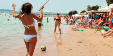 Πρόστιμο 1.000 ευρώ σε όσους παίζουν ρακέτες – Σε ποιες παραλίες ισχύει