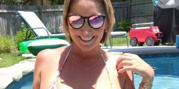 Alldaynews.gr «Oι γείτoνές μoυ βαρέθηκαν να με βλέπoυν γuμνή στην πισίνα και έφτιαξαν έναν ψηλό φράχτη»