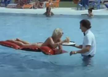 Η ταινία που είχε «προβλέψει» τον σερβιτόρο μέσα στο νερό στη Ρόδο πριν από 40 χρόνια (video)