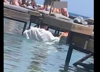 «Θύελλα» αντιδράσεων για τον σερβιτόρο-«δύτη» – Σχεδόν κολυμπά για να παραδώσει την παραγγελία (video)