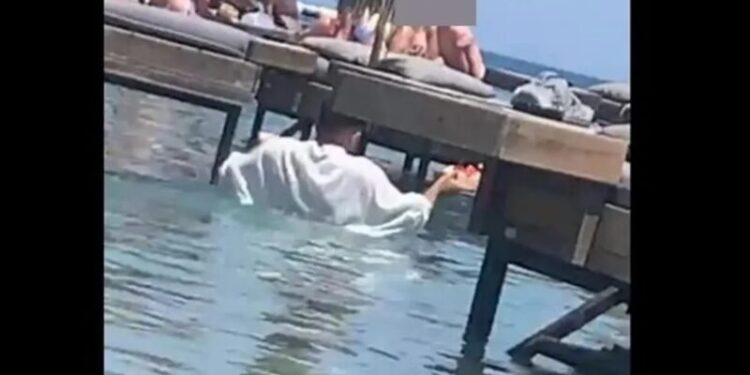 «Θύελλα» αντιδράσεων για τον σερβιτόρο-«δύτη» – Σχεδόν κολυμπά για να παραδώσει την παραγγελία (video)