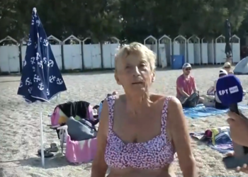 “Είμαι ελεύθερη κοπέλα, τι να κάνω;”: Γιαγιά πήγε για μπάνιο στην πλαζ & “κούφανε” τη ρεπόρτερ με τις ατάκες της