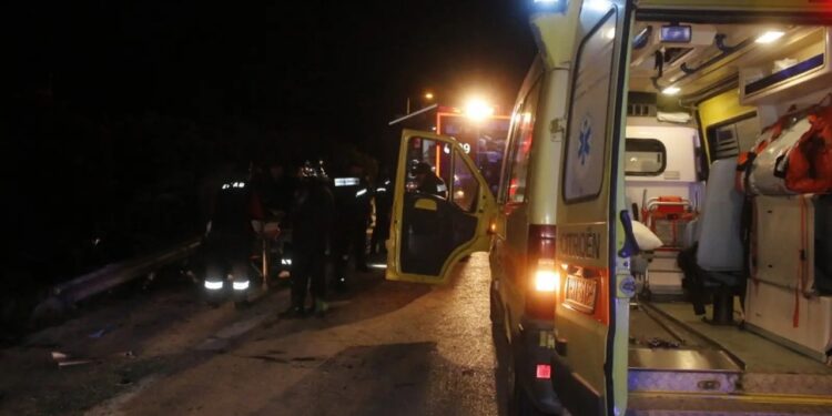 Alldaynews.gr Σφοδρή σύγκρουση αυτοκινήτων στη Λάρισα τα ξημερώματα της Δευτέρας  – Τραυματίστηκαν πέντε άνδρες
