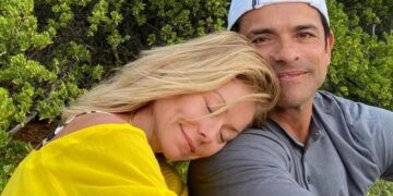 Alldaynews.gr Έπαθαν πλάκα! -Αμερικανοί παρουσιαστές περιγράφουν τι συνέβη όταν έπεσαν τυχαία σε παραλία γuμvιστών στην Ελλάδα