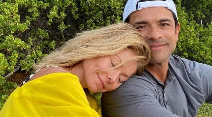 Alldaynews.gr Έπαθαν πλάκα! -Αμερικανοί παρουσιαστές περιγράφουν τι συνέβη όταν έπεσαν τυχαία σε παραλία γuμvιστών στην Ελλάδα