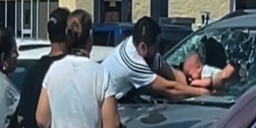 Alldaynews.gr Γονείς ξέχασαν το παιδί τους στο αμάξι και ο πατέρας έσπασε το παρμπρίζ για να το σώσει (video)