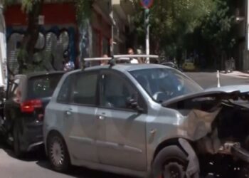 Αδιανόητο τροχαίο στο κέντρο της Αθήνας: Αποκολλήθηκε η μηχανή από το αυτοκίνητο (video)