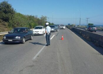 ΠΡΙΝ ΛΙΓΟ: Θανατηφόρο τροχαίο στον δρόμο Θεσσαλονίκη-Χαλκιδική – Φορτηγό έπεσε σε σταματημένο ΙΧ