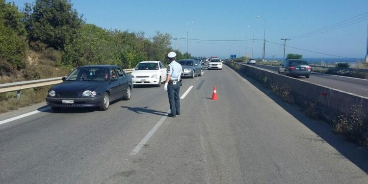 Alldaynews.gr ΠΡΙΝ ΛΙΓΟ: Θανατηφόρο τροχαίο στον δρόμο Θεσσαλονίκη-Χαλκιδική – Φορτηγό έπεσε σε σταματημένο ΙΧ