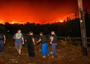 Ανεξέλεγκτη η φωτιά στην Αιγιάλεια: Απόκοσμες εικόνες από το πύρινο μέτωπο – Εκκενώνονται χωριά (φωτο, video)
