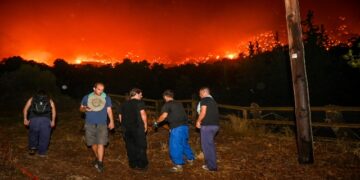 Alldaynews.gr Ανεξέλεγκτη η φωτιά στην Αιγιάλεια: Απόκοσμες εικόνες από το πύρινο μέτωπο – Εκκενώνονται χωριά (φωτο, video)
