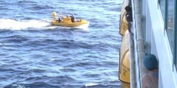 Είναι «ένα θαύμα» ότι μια επιβάτης του κρουαζιερόπλοιου σώθηκε αφού έπεσε στη θάλασσα από το 10ο κατάστρωμα