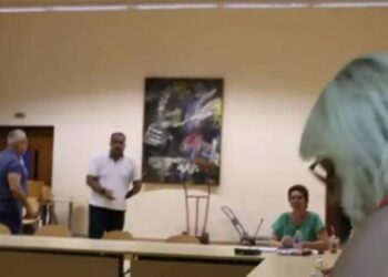 Χάος στο Δ.Σ.: Σύμβουλοι πιάστηκαν στα χέρια στα Γιαννιτσά κι ο ένας κατέληξε στο νοσοκομείο (video)